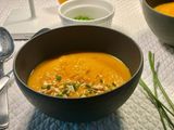 MÖHREN-INGWER SUPPE MIT LIMETTEN-KNOBLAUCH-ÖL, GERÖSTETEN CASHEWKERNEN UND SCHNITTLAUCH