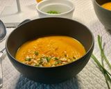 MÖHREN-INGWER SUPPE MIT LIMETTEN-KNOBLAUCH-ÖL, GERÖSTETEN CASHEWKERNEN UND SCHNITTLAUCH Rezeptschritt 3 Foto