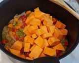 Foto del paso 5 de la receta Jamoncitos de pollo guisados con boniato y tomate