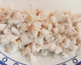 Foto del paso 3 de la receta: Cazuelitas de Merluza y Gambas con Bechamel gratinada