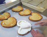 Foto del paso 3 de la receta: Palmera rellena de nata y bañada en fondant😋👍