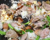 รูปขั้นตอนการทำที่ 6 ของ ข้าวผัดหมูนุ่มไส้กรอกสไปซี่