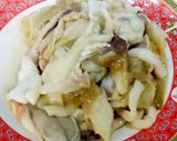 รูปขั้นตอนการทำที่ 2 ของ ผัดเผ็ดไข่ปลาหมึกลูกกล้วยดิบ