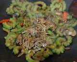 Foto langkah ke 3 dari resep Tumis Pare Kecap.