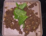 Foto langkah ke 2 dari resep Pad Krapao plus salad Thailand daging tumis mirip semur.