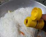 Foto langkah ke 5 dari resep Bihun Goreng Ayam.