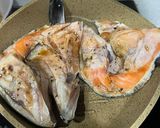 Foto langkah ke 2 dari resep Salt Grilled Salmon Head ala Mama Asi / yLoVeA.