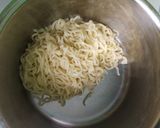 Foto langkah ke 1 dari resep Omelet Mie.