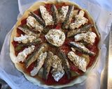 Une image de l'étape 9 de Pizza maison tomates anchois poivrons artichauts mozzarella di buffala et câpres italiennes.