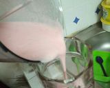 A picture of step 2 of Apple strawberries smoothie.