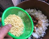 รูปขั้นตอนการทำที่ 6 ของ ข้าวผัดมาม่าหมูกรอบพริกหม่าล่า เจ