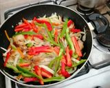 Foto del paso 5 de la receta: Alas de pollo salteadas con verduras..