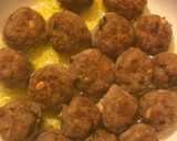 Foto del paso 2 de la receta: Paella de habitas, ajos tiernos y albóndigas