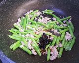 รูปขั้นตอนการทำที่ 2 ของ ถั่วแขก หมูสับ ใส่น้ำมันพริกจีน