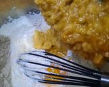 Foto langkah ke 3 dari resep Bolu Kukus Pisang Mekar Tanpa Mixer.