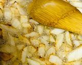 A picture of step 1 of Crispy fried potatoes with tomatoes gravy.