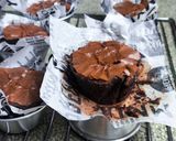 Foto langkah ke 7 dari resep Fudgy Brownies Cupcake.