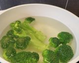 Foto del passaggio 1 della ricetta Smash broccoli, ricotta al limone con salmone affumicato 🥦🐟🍋