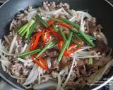 รูปขั้นตอนการทำที่ 2 ของ ข้าวราดหมูสับผัดขิง