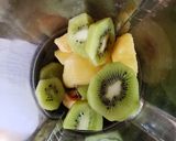 Foto del paso 1 de la receta: Smoothie de kiwi🥝pelón🍑y banana🍌