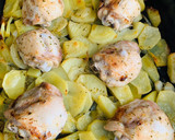 Foto del paso 4 de la receta: Un clásico: pollo y patatas al horno🍗🥔🥔🧅