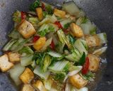 Foto langkah ke 4 dari resep Tumis Tahu Sawi Putih.