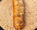Une image de l'étape 3 de Tresse feuilletée 3 fromages / jambon de parme / tomates / basilic.