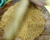 A picture of step 4 of Til gur chikki.