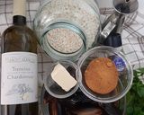 Foto del passaggio 1 della ricetta Risotto allo Chardonnay con cozze e bottarga