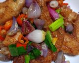 Foto langkah ke 7 dari resep Sayap Ayam Goreng Oseng Bawang.