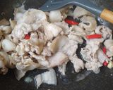 รูปขั้นตอนการทำที่ 1 ของ ผัดผักบุ้งหมูสามชั้นสไลด์