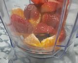 Foto del paso 2 de la receta: Licuado de frutillas, cardamomo miel y mandarina