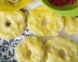 A picture of step 5 of Pineapple Doughnut with saffron Rabdi.
