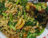 Foto langkah ke 8 dari resep Indomie Goreng Nyemek.