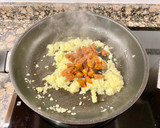 Foto del paso 3 de la receta: Macarrones con salchichas y chorizo, rellenos de queso