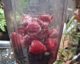 Foto langkah ke 1 dari resep Mixed Berry Yogurt Smoothie.