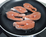 Foto del paso 1 de la receta: Ensalada templada de salmón 🐟