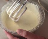 Foto del paso 2 de la receta: Postre en copa 🍧 de frutillas con crema