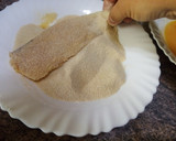 Foto del paso 4 de la receta: Filetes de merluza empanados con patatas en 25 minutos
