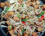 A picture of step 2 of Stir-Fried Tofu with Bean Sprouts.