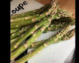 Une image de l'étape 1 de Asperges vertes à la quinoa feta et persil sauce balsamique.