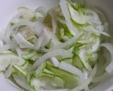 Hình bước làm 1 của món Cá khô trộn dưa leo hành tây ức gà