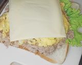 Foto langkah ke 4 dari resep 130. Tuna mayo egg cheese sandwich.