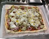 Une image de l'étape 12 de Pizza jambon tomate artichaut champignons emmental et mozzarella.