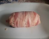 Baconbe göngyölt aszaltszilvás csirkemellrolád recept fázis 5 fotója