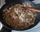 Tejszínes gombás csirkemell recept fázis 2 fotója