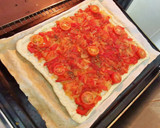 Foto del paso 3 de la receta: Coca de Verduras con Salchichas frescas