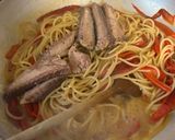 Foto del passaggio 3 della ricetta Spaghetti in padella 30 sgombro peperone limone