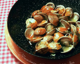 Foto del paso 11 de la receta: Almejas en salsa de ajos, perejil con un toques de salsa thai