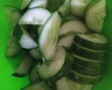 Foto langkah ke 2 dari resep Sayur timun telor kuah.